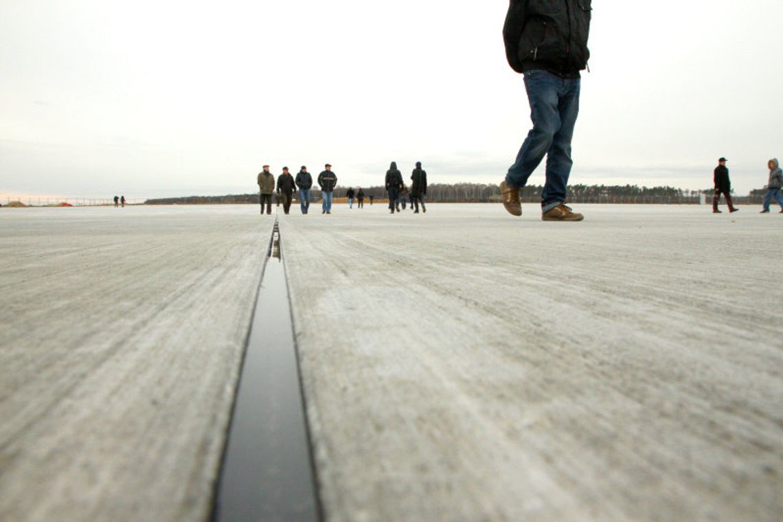 Pobiegnij po płycie powstającego lotniska