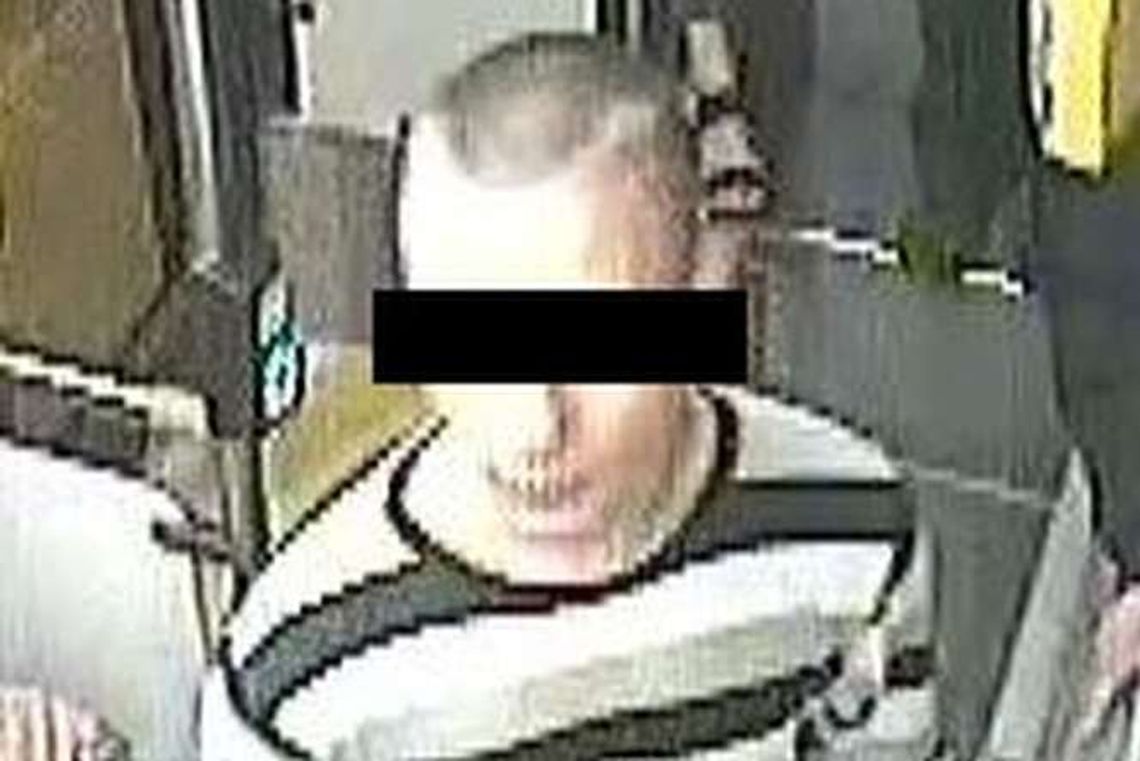 Pobili i okradli pasażera autobusu. Policja złapała jednego napastnika. To 16-latek
