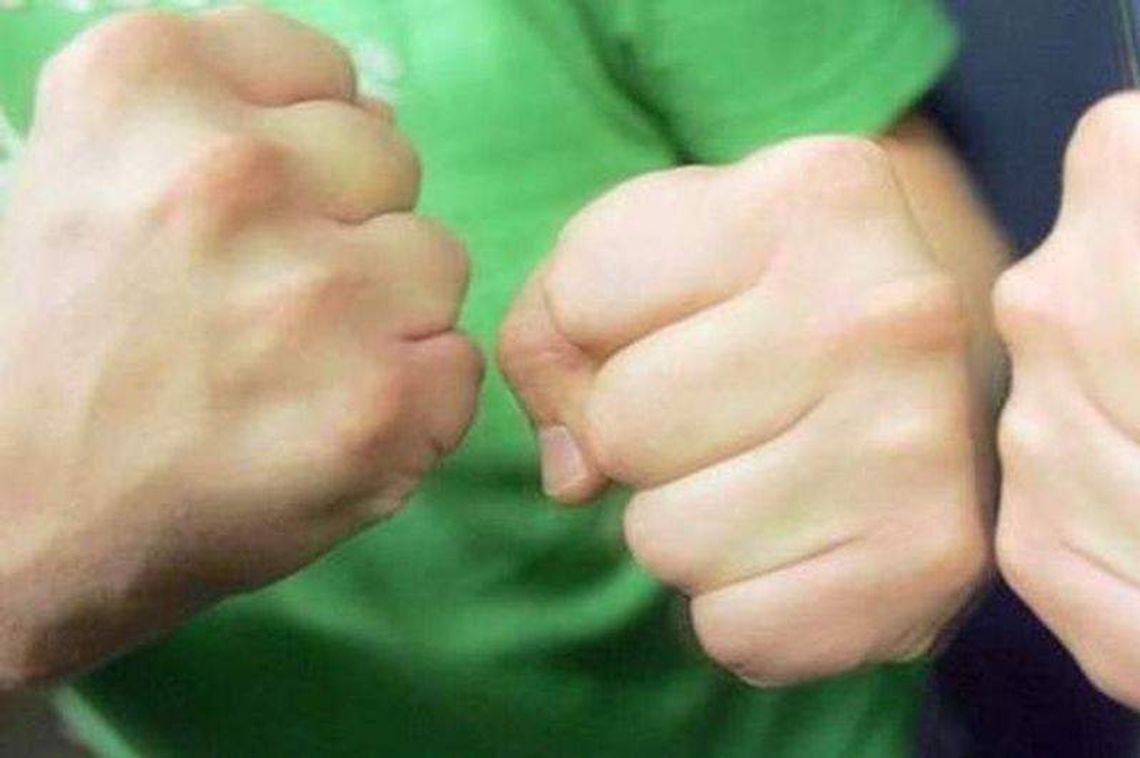 Pobili mężczyznę, bo zwrócił im uwagę. Skopali również jego syna