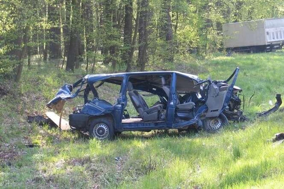 Pobołowice: Śmiertelny wypadek. Bus z Ukrainy zderzył się z ciężarówkami (ZDJĘCIA)