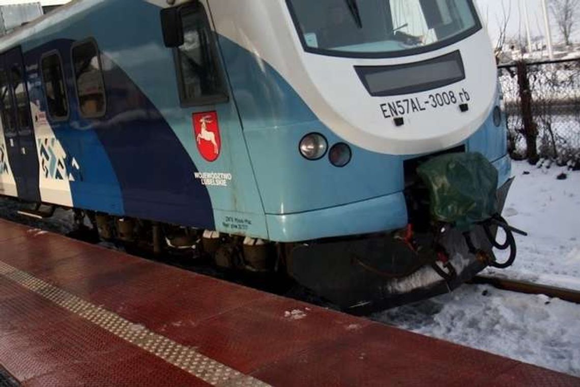 Pociąg jadący z lotniska potrącił 63-latka. Mężczyzna zmarł w szpitalu Pociąg jadący z lotniska potrącił 63-latka. Mężczyzna zmarł w szpitalu