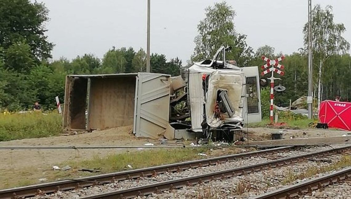 Pociąg jadący z Lublina uderzył w ciężarówkę na przejeździe kolejowym. Jedna osoba nie żyje Pociąg jadący z Lublina uderzył w ciężarówkę na przejeździe kolejowym. Jedna osoba nie żyje