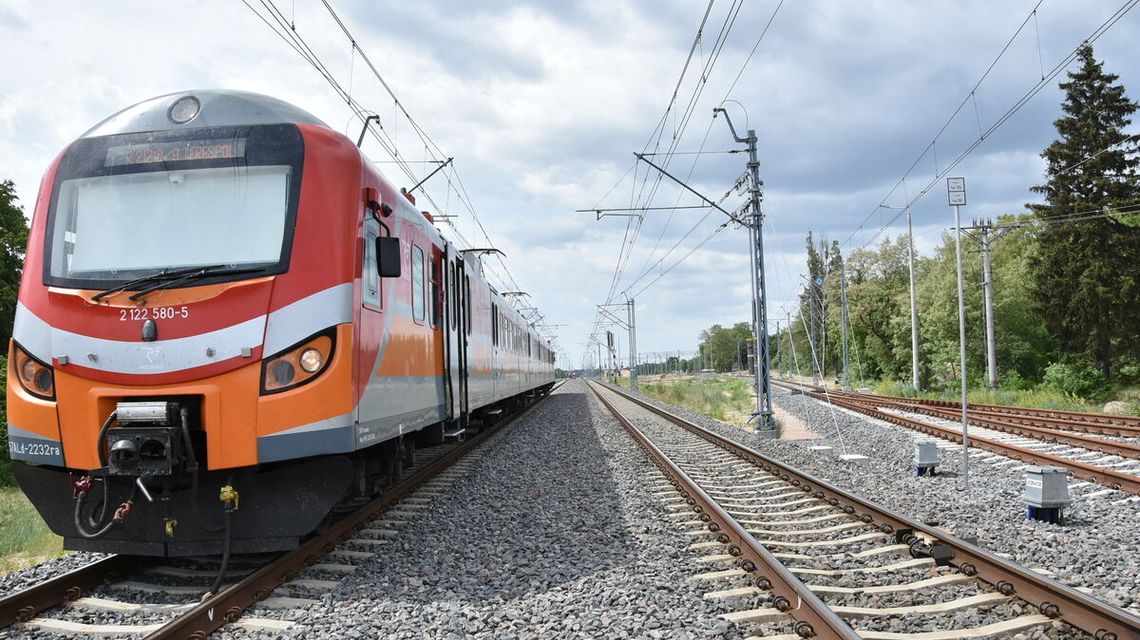 Pociąg nadjeżdżał. Mężczyzna leżał na torach