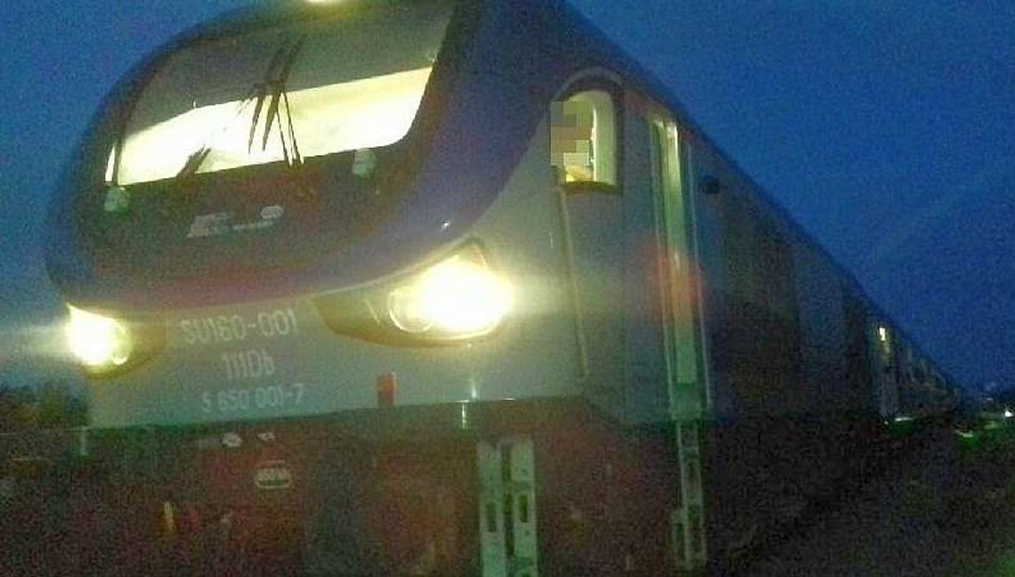 Pociąg pośpieszny uderzył w przyczepkę samochodu. Kierowca zacierał ślady