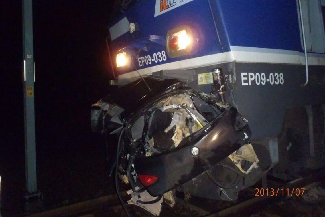 Pociąg rozerwał auto na pół. Zginął 23-latek