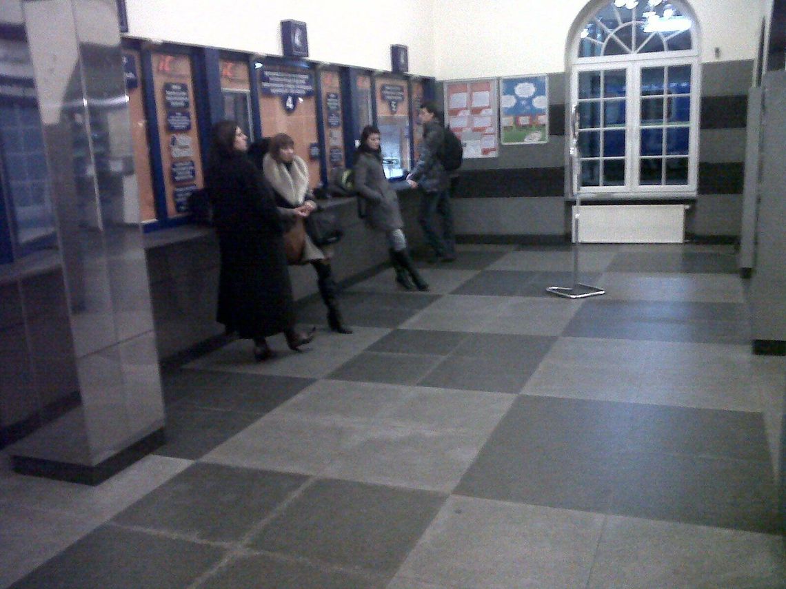 Pociąg się spóźnił, pasażerowie nie zdążyli na przesiadkę. A winnego brak Pociąg się spóźnił, pasażerowie nie zdążyli na przesiadkę. A winnego brak