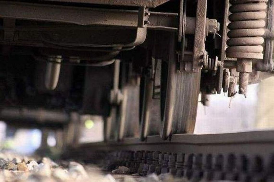 Pociąg towarowy przejechał śpiącego na torach mężczyznę