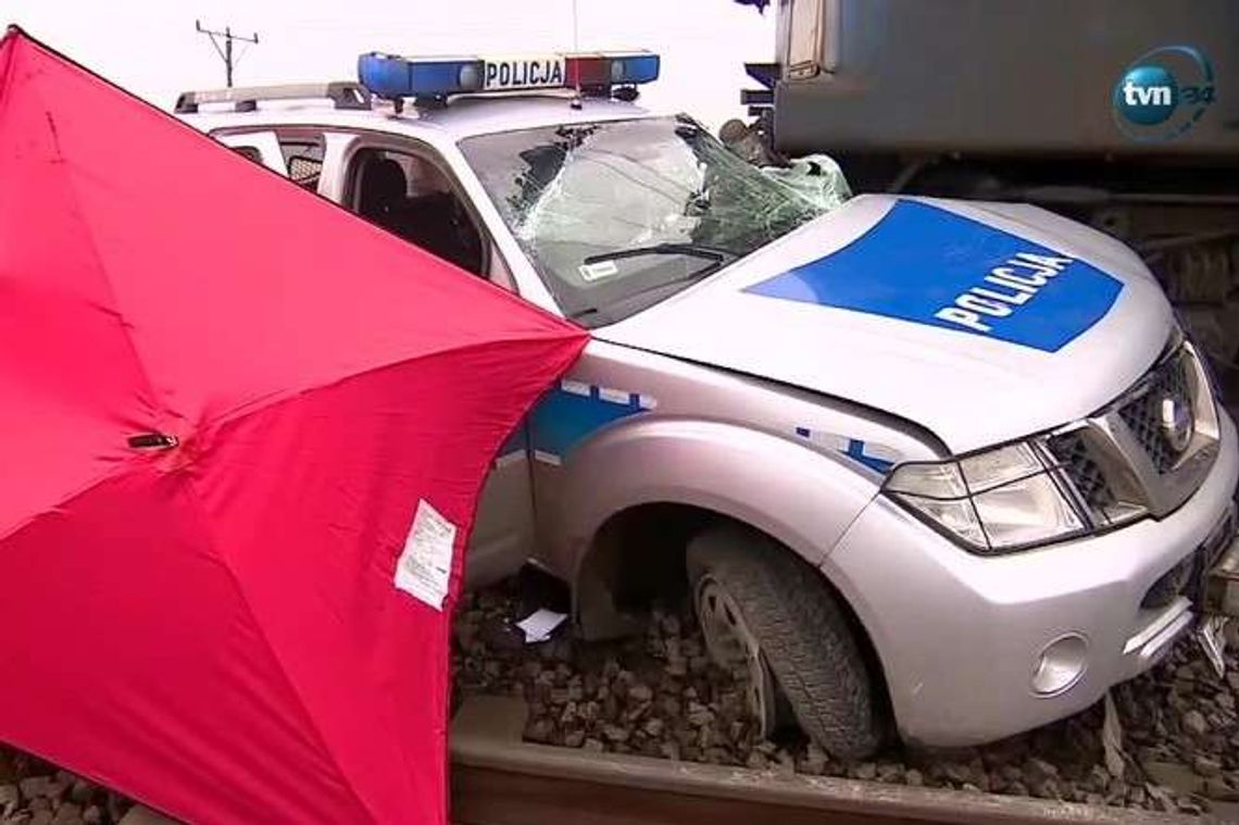 Pociąg uderzył w radiowóz na przejeździe kolejowym. Zginął policjant Pociąg uderzył w radiowóz na przejeździe kolejowym. Zginął policjant