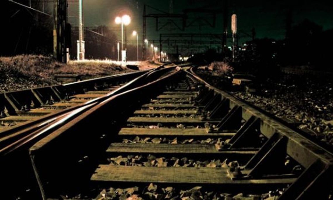 Pociąg zatrzymał się przed mężczyzną chodzącym po torach