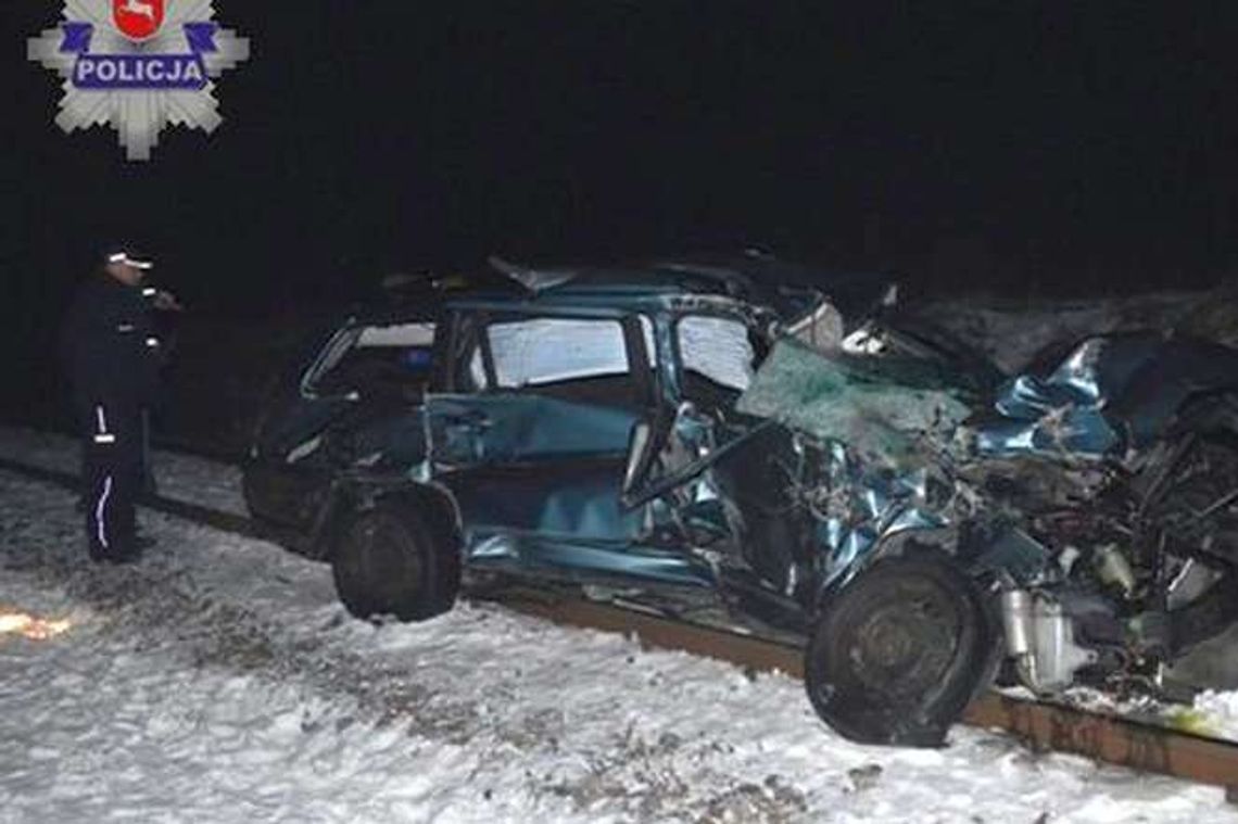 Pociąg zmiażdżył samochód, który wjechał na tory. Kierowca auta nie żyje