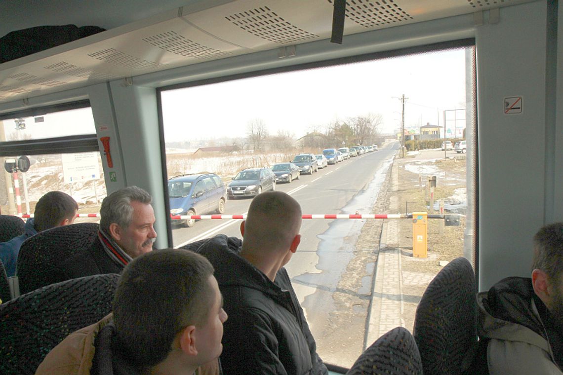 Pociągi do Lubartowa korkują ul. Turystyczną. Szlaban w dół, Łęczna stoi