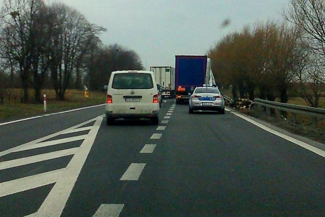 Pociecha: Przewrócony tir. Utrudnienia na drodze