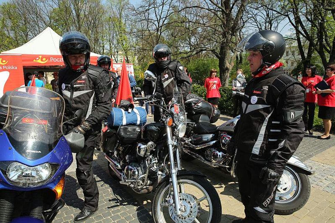 Pocztowcy-motocykliści wyruszyli śladem pielgrzymek Jana Pawła II (wideo)