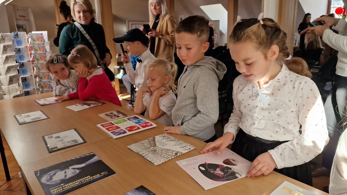 Pocztówki i znaczki z Zamościa powędrują w Polskę. Stworzyły je przedszkolaki