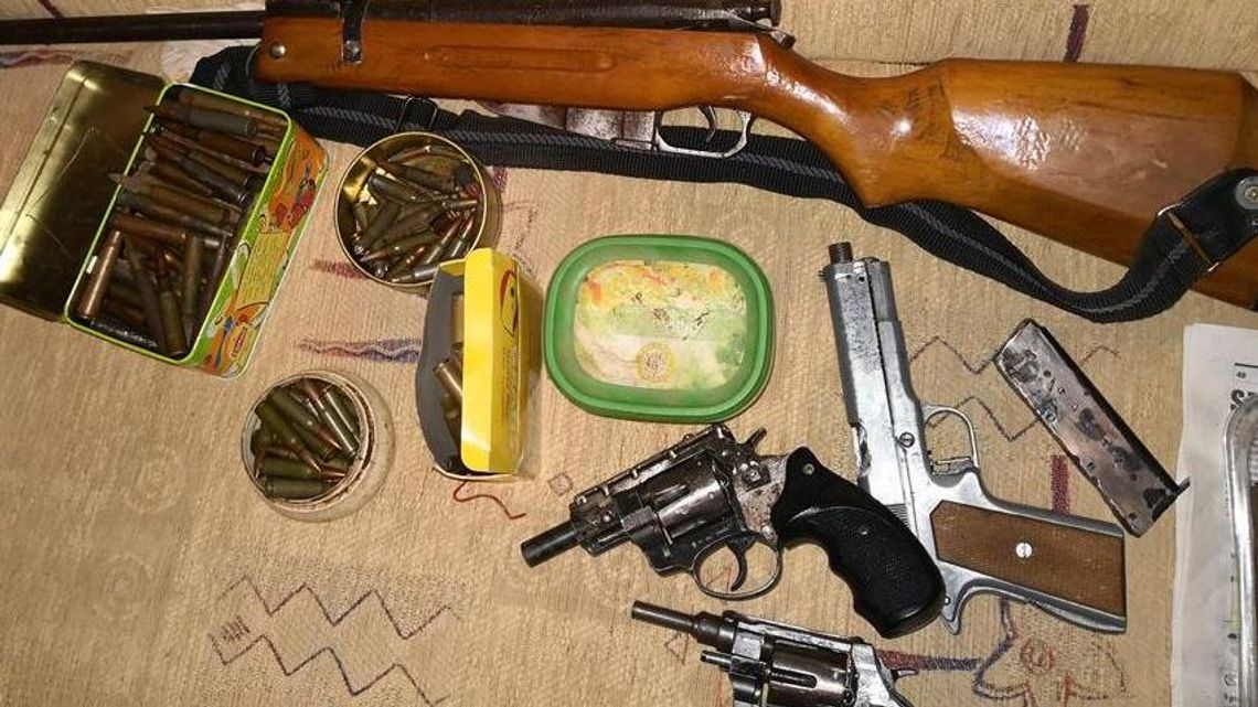 Pod łóżkiem trzymał granat. 80-latek miał więcej niebezpiecznych przedmiotów