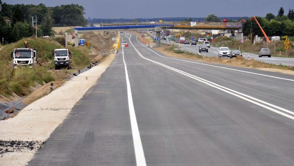 Pod Lublinem kierowcy jeżdżą jednym pasem S19. Budowa na półmetku Pod Lublinem kierowcy jeżdżą jednym pasem S19. Budowa na półmetku