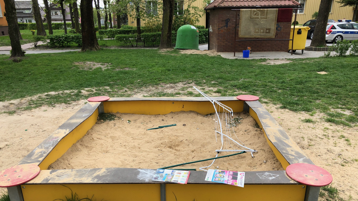 "Pod moim dzieckiem urwała się huśtawka". Chłopiec upadł na plecy, był zamroczony