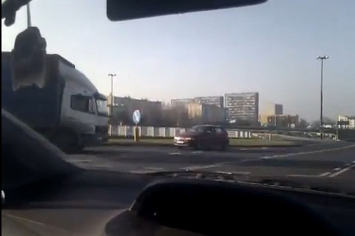 Pod prąd na rondzie pod Makro w Lublinie (wideo) Pod prąd na rondzie pod Makro w Lublinie (wideo)