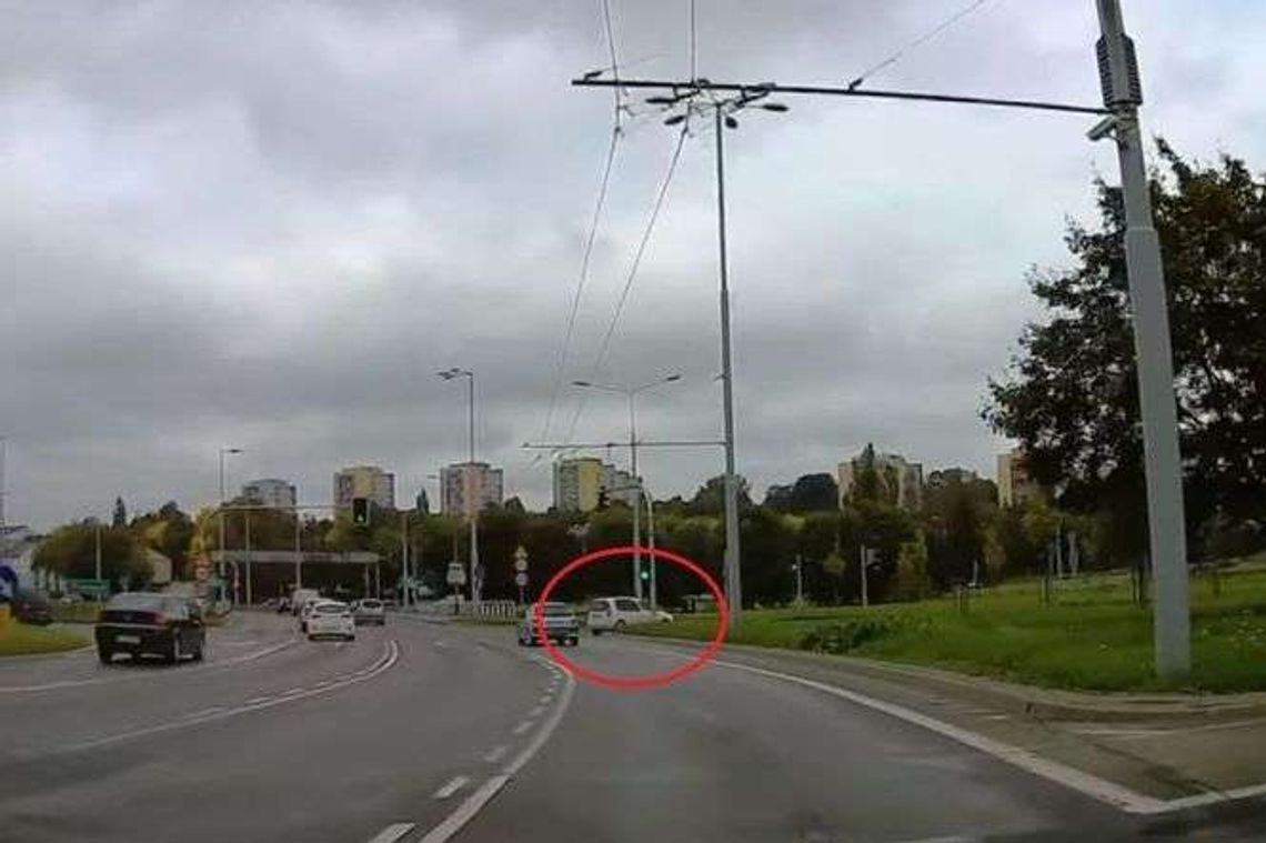 Pod prąd w ul. Turystyczną. Nagranie z wideorejestratora