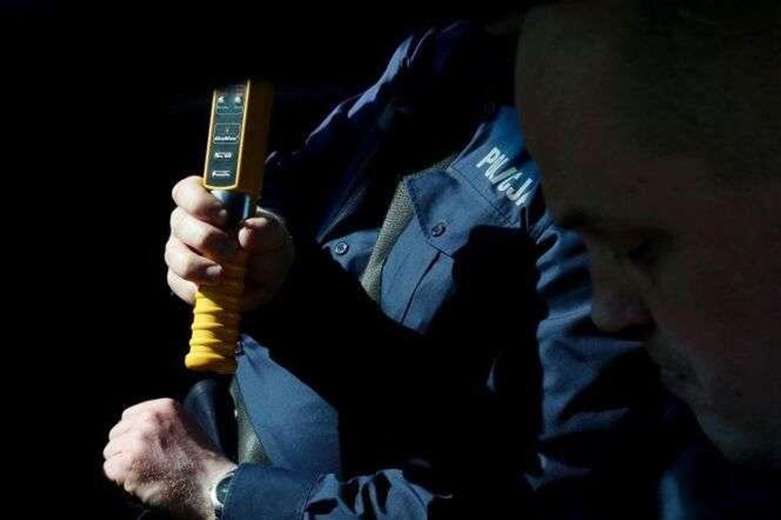 Pod prąd wjechał na rondo i zderzył się z oplem. Był kompletnie pijany Pod prąd wjechał na rondo i zderzył się z oplem. Był kompletnie pijany