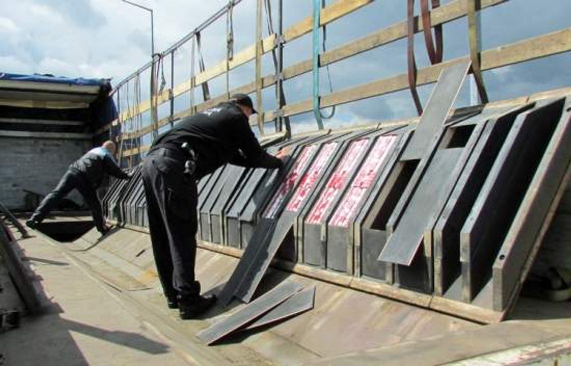 Pod rurami znaleźli papierosy