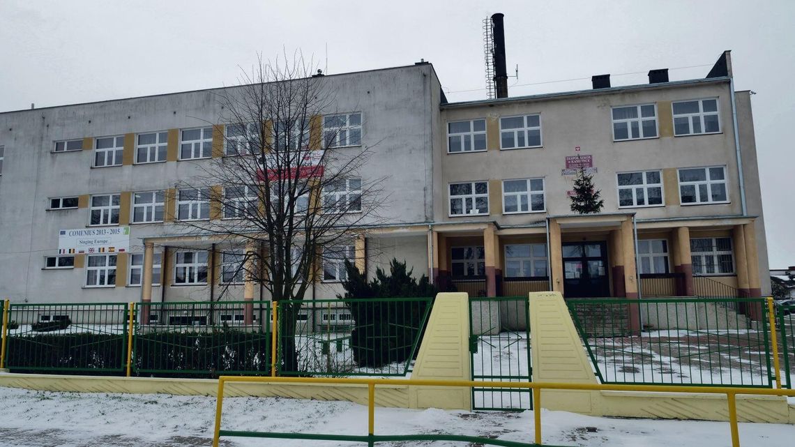 Pod tablicą: podzieleni nauczyciele, podzieleni rodzice. Konflikt w Zespole Szkół w Kamionce trwa