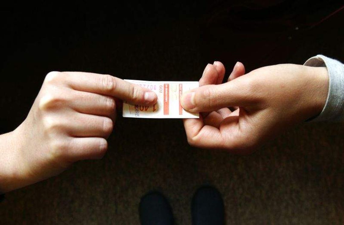 Podają sobie bilet. MZK chce ukrócić ten proceder