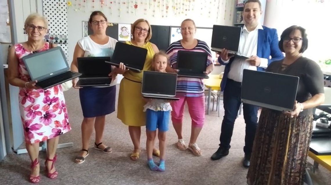 Podarowali komputery i materiały szkolne specjalnemu ośrodkowi