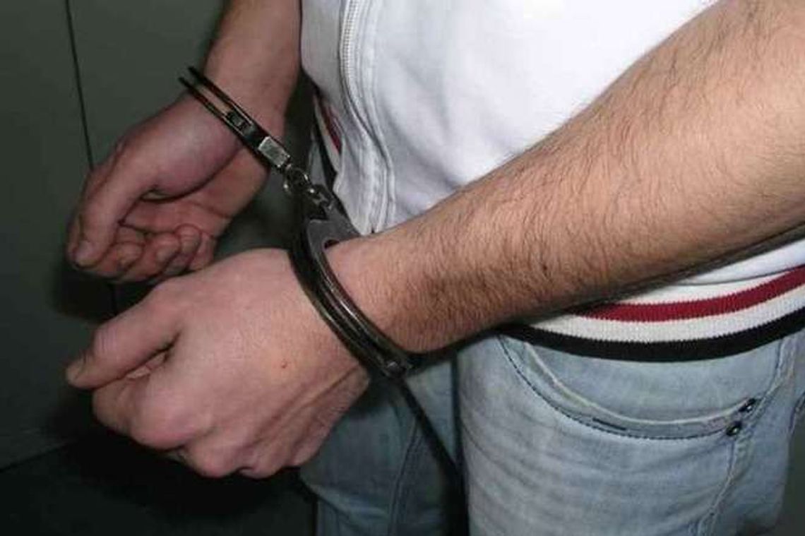 Podawał się za policjanta albo wnuczka. Wyłudził 102 tys. zł od starszych kobiet