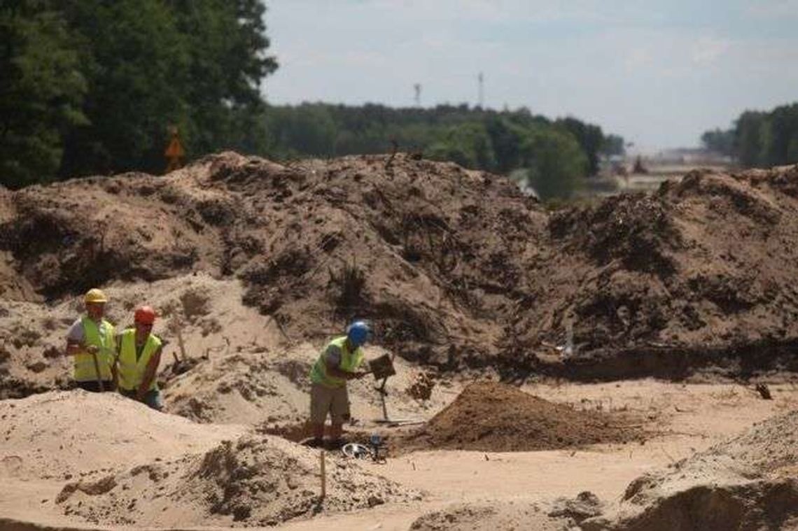 Podczas budowy znaleźli niewybuch. Zamknięta DK 17
