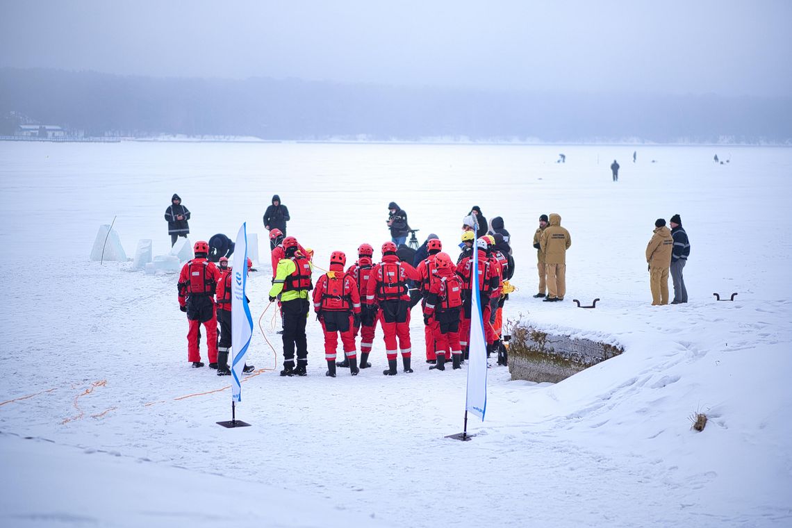 Ćwiczenia służb ratowniczych na zamarzniętym akwenie