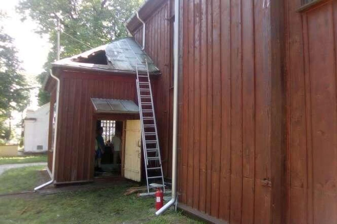 Podczas mszy wybuchł pożar w zabytkowym kościele. Księża zaczęli go gasić Podczas mszy wybuchł pożar w zabytkowym kościele. Księża zaczęli go gasić