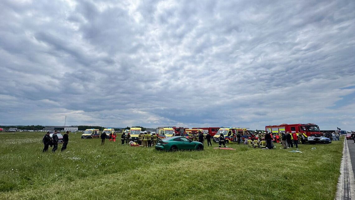 Podczas zawodów samochód wjechał w tłum kibiców. 18 osób rannych w Krośnie Podczas zawodów samochód wjechał w tłum kibiców. 18 osób rannych w Krośnie