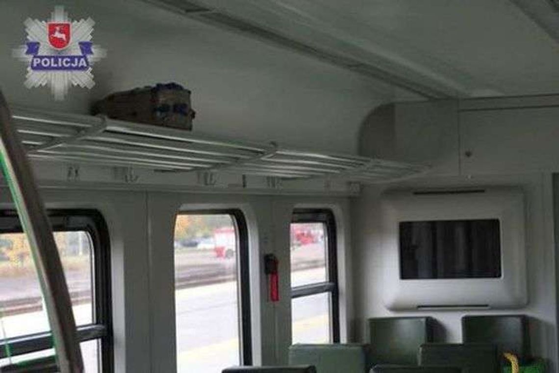 Podejrzana paczka w pociągu. Kto ją zostawił? Podejrzana paczka w pociągu. Kto ją zostawił?