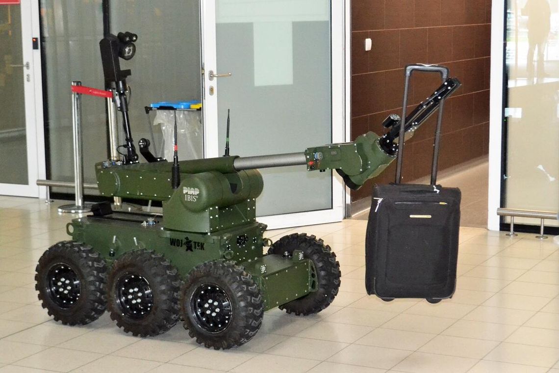 Podejrzana walizka na lotnisku. Służby ćwiczyły akcję z udziałem robota „Wojtka”