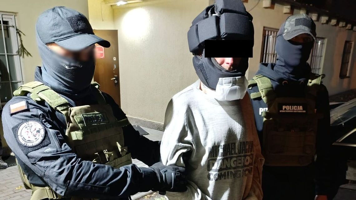 Podejrzany o zabójstwo uciekł. Pilnujący go strażnicy spali