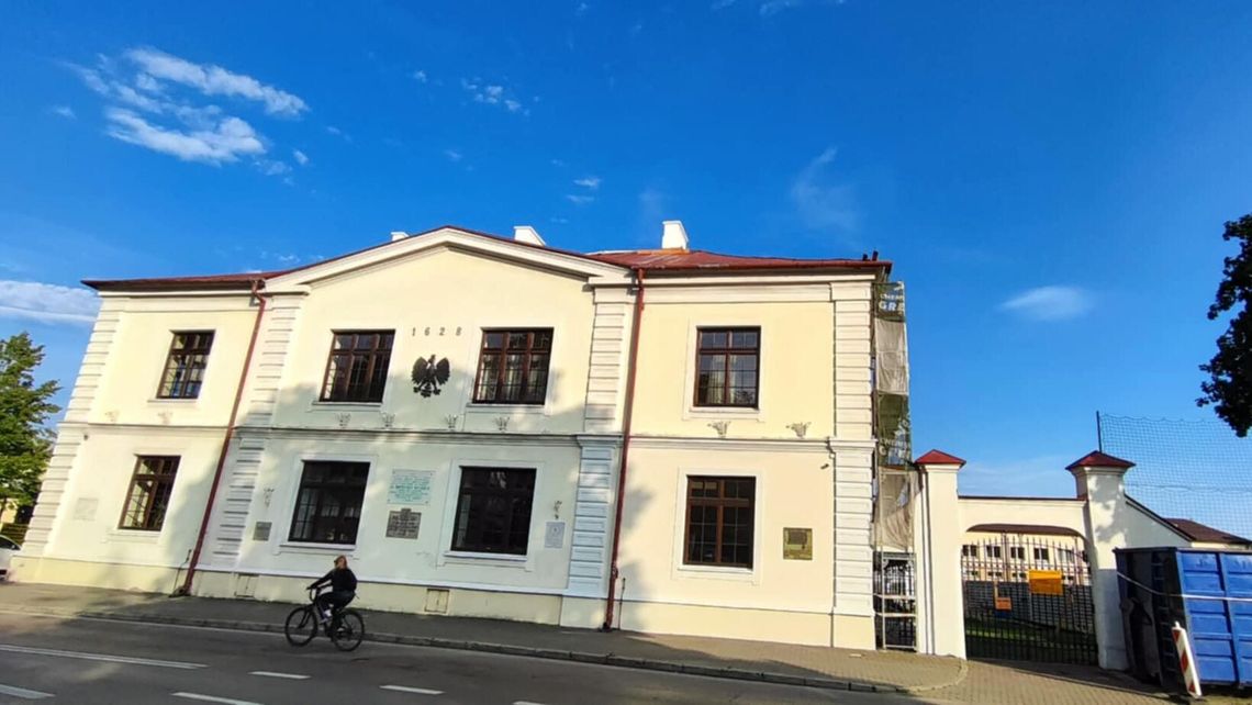 Podejść było kilka. W końcu wymieniają dach w najstarszej szkole w mieście Podejść było kilka. W końcu wymieniają dach w najstarszej szkole w mieście