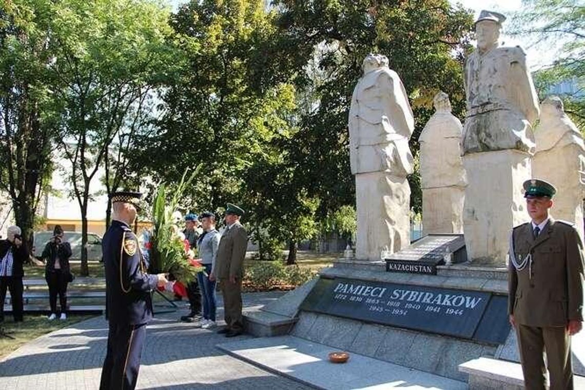 "Podjechało NKWD pod dom, dali nam 2 godziny". Obchody Dnia Sybiraka w rocznicę sowieckiej agresji "Podjechało NKWD pod dom, dali nam 2 godziny". Obchody Dnia Sybiraka w rocznicę sowieckiej agresji