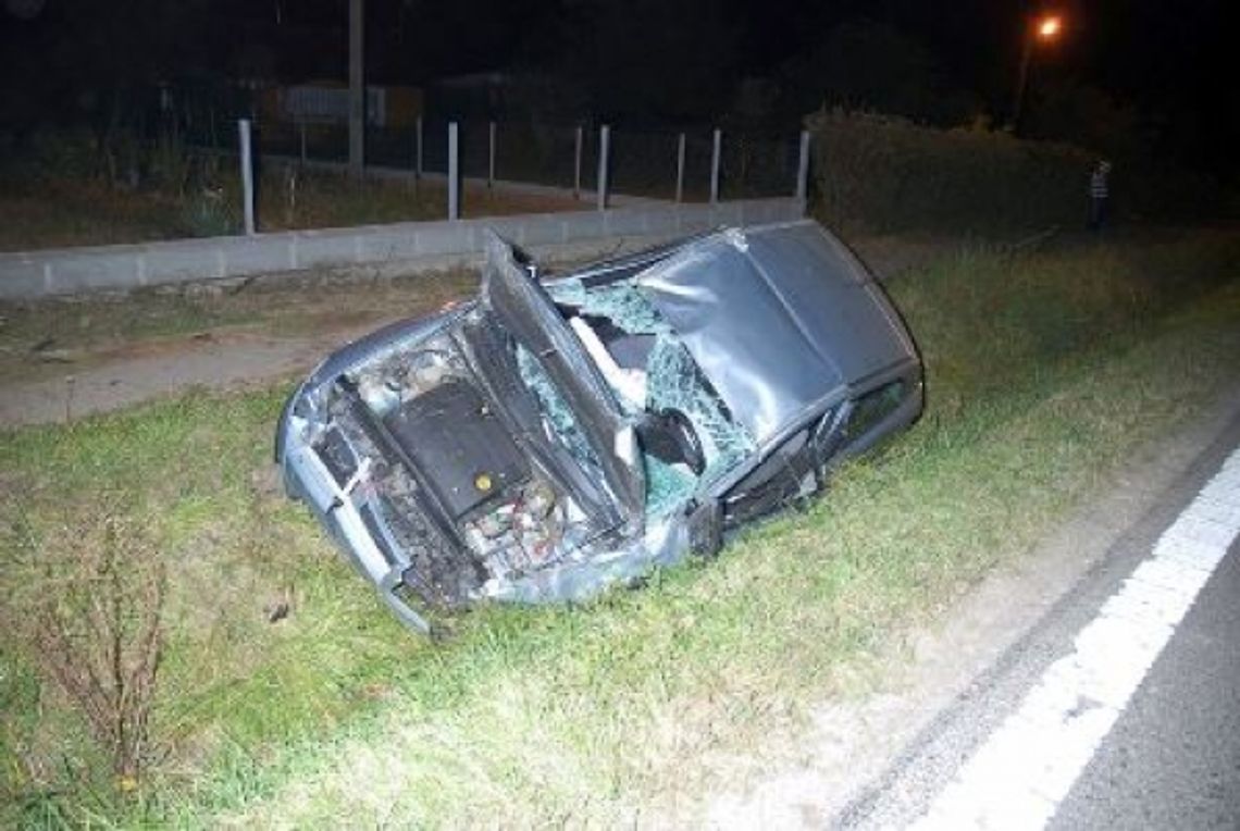 Podkrasne: Auto uderzyło w betonowy przepust. Dwie osoby w szpitalu