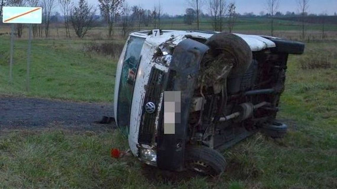 Podkrasne: Kierowca z Ukrainy zasnął za kierownicą. Samochód w rowie, pasażerka ranna
