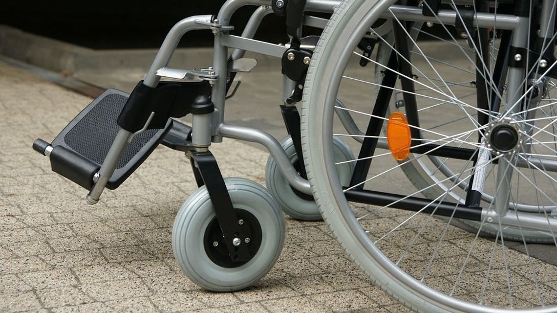 Podmienili wózki inwalidzkie w szpitalu. Przyprowadzili zepsuty, zabrali sprawny i uciekli Podmienili wózki inwalidzkie w szpitalu. Przyprowadzili zepsuty, zabrali sprawny i uciekli