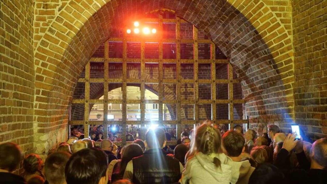 Podniesienie brony na Bramie Krakowskiej. Dębowa krata waży 3 tony [zdjęcia]