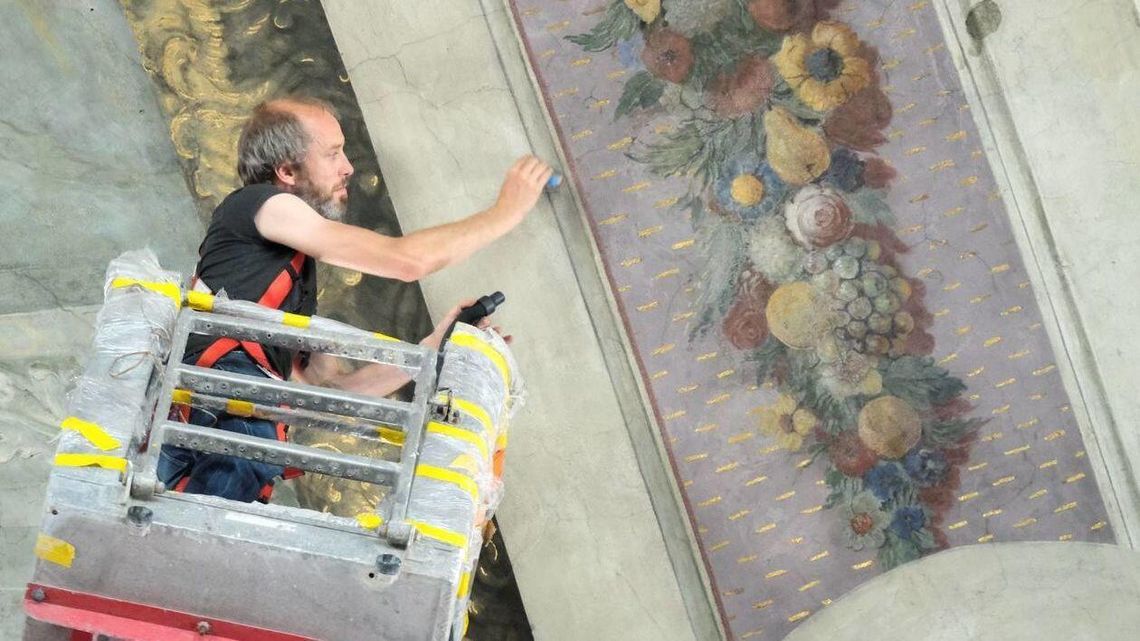 Podnośnik koszowy rozstawiony w archikatedrze. Odkurzają i czyszczą freski [zdjęcia]