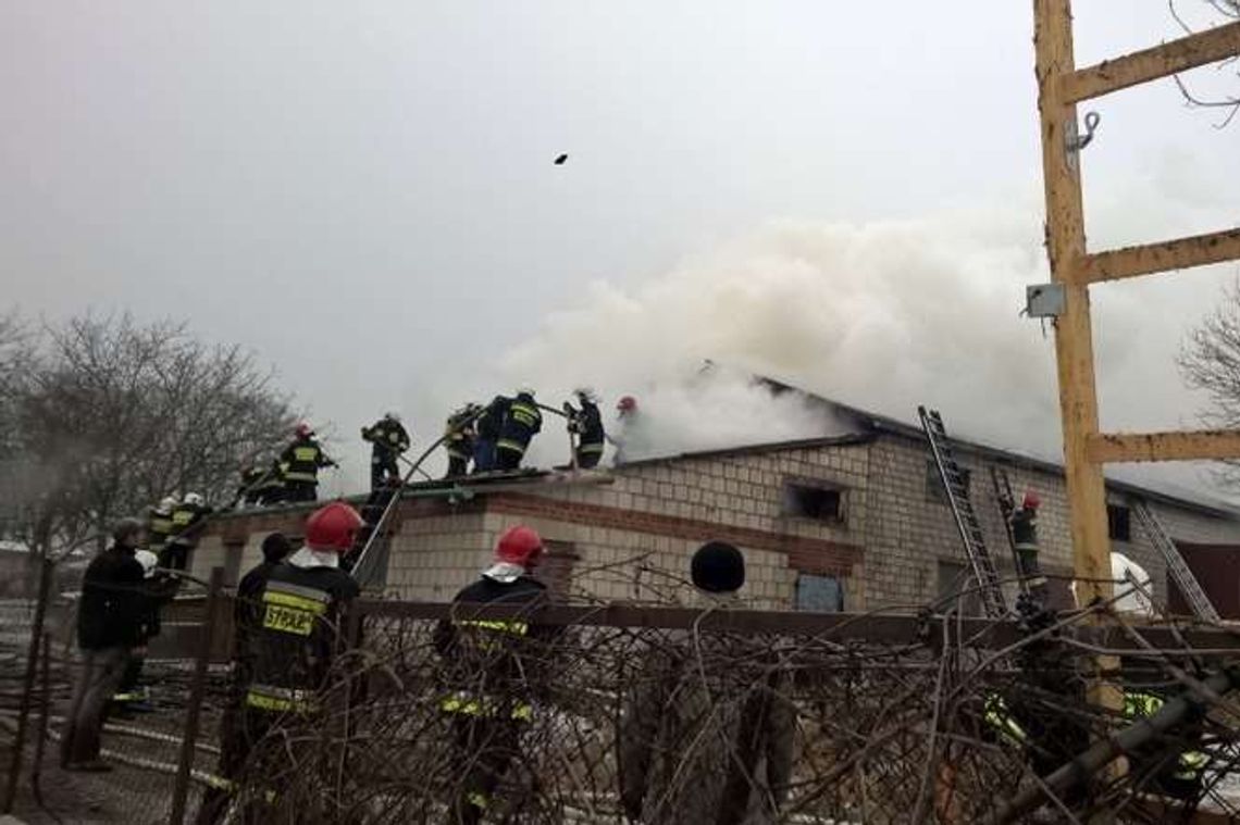 Podole: Palą się budynki gospodarcze (zdjęcia) Podole: Palą się budynki gospodarcze (zdjęcia)