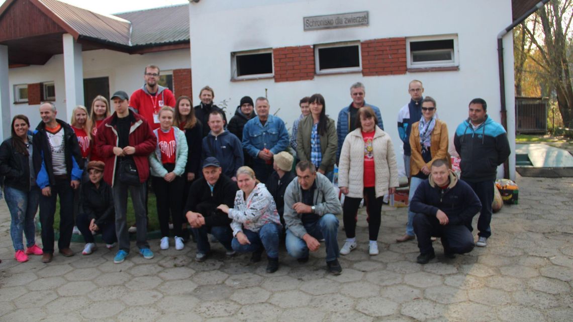 Podopieczni Caritasu zebrali dary dla bezdomnych psów Podopieczni Caritasu zebrali dary dla bezdomnych psów