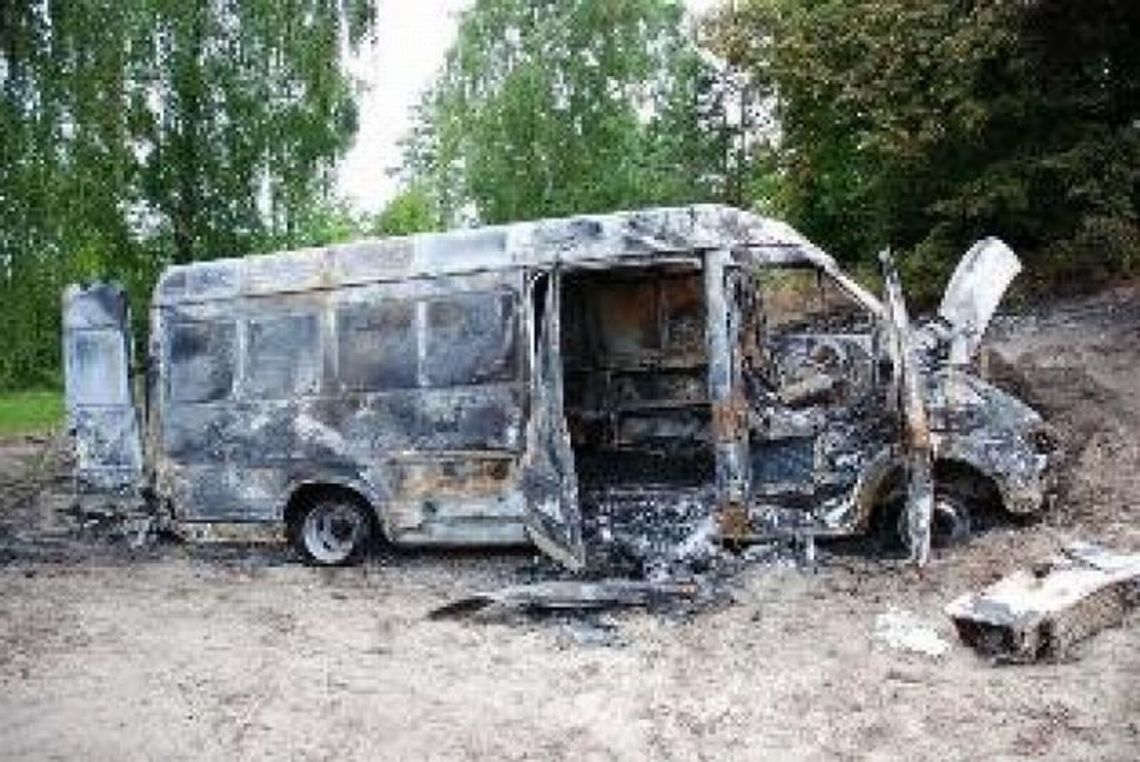 Podpalił mercedesa, bo nie mógł wyjechać z lasu