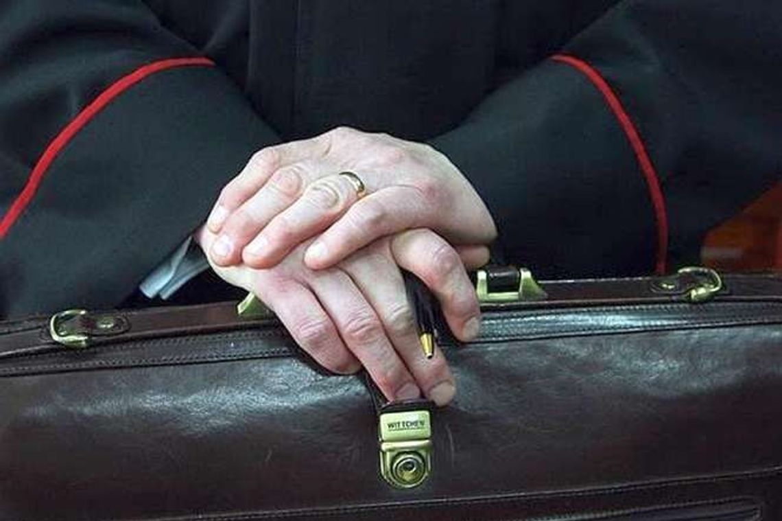 Podpalił się przed urzędem, nie udało się go uratować. Śledztwo umorzone Podpalił się przed urzędem, nie udało się go uratować. Śledztwo umorzone