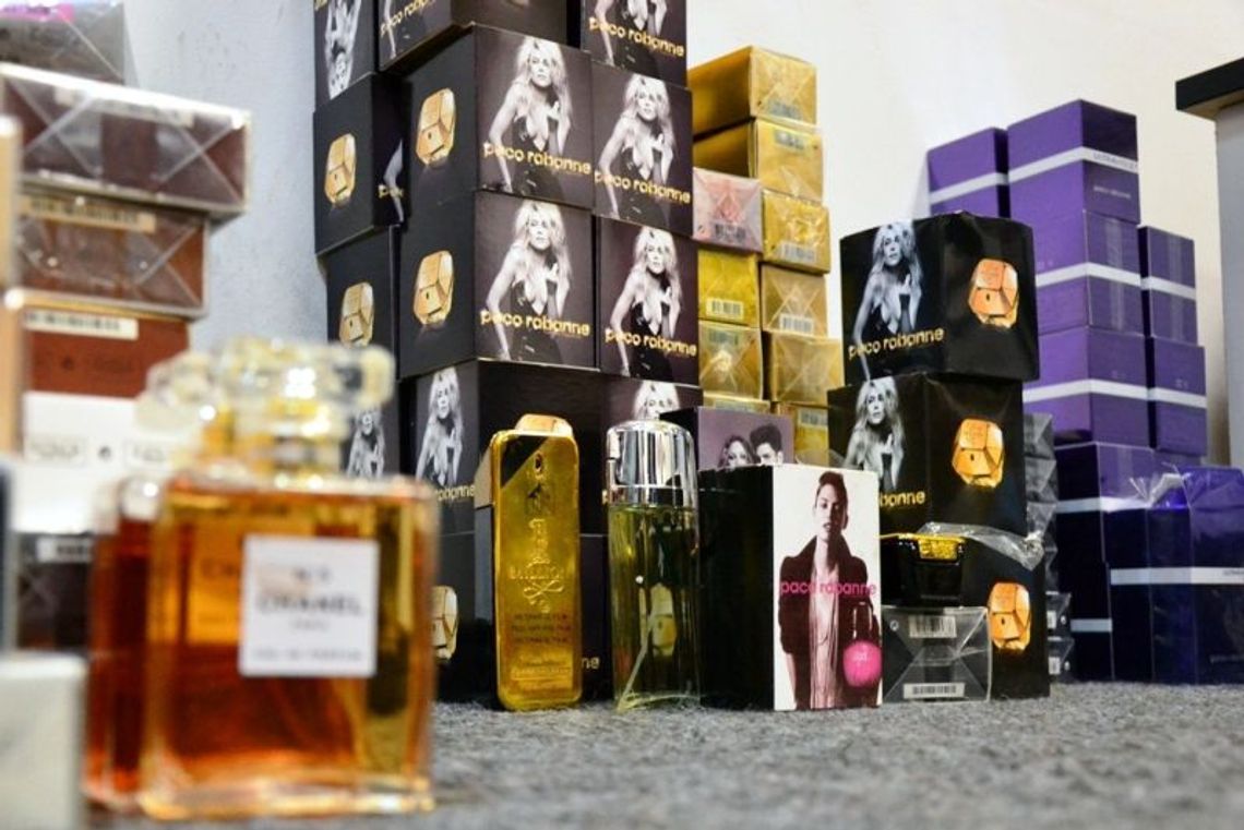 Podróbki perfum w internecie. Celnicy rozbili magazyn (zdjęcia)