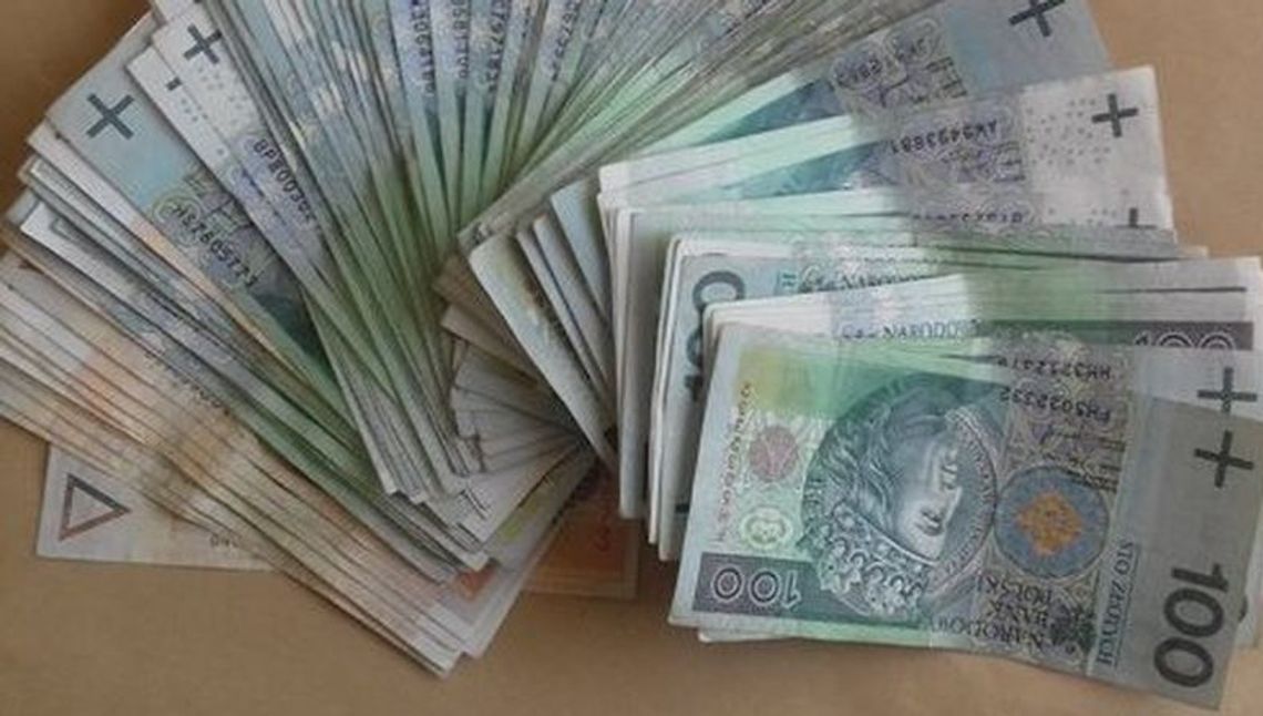 Podszedł do bankomatu, leżało przy nim dużo pieniędzy Podszedł do bankomatu, leżało przy nim dużo pieniędzy