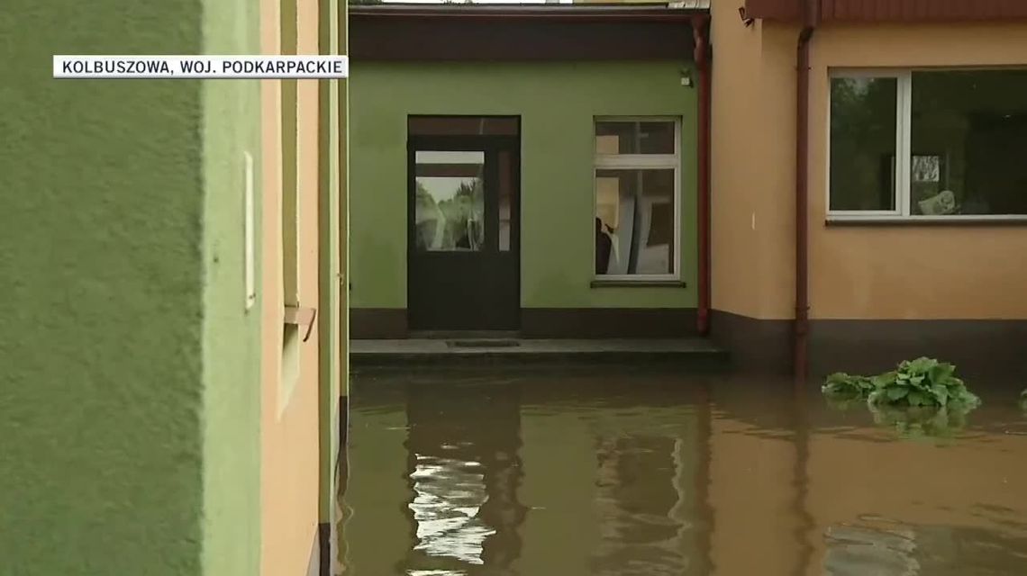 Podtopienia na południu Polski. Strażacy walczyli z wodą zalewającą posesje